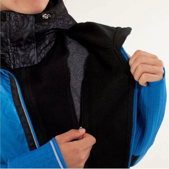 Lululemon Run Bundle Up Jacket in Black & Beaming Blue W/ Hood Size 6 - Picture 9 of 16